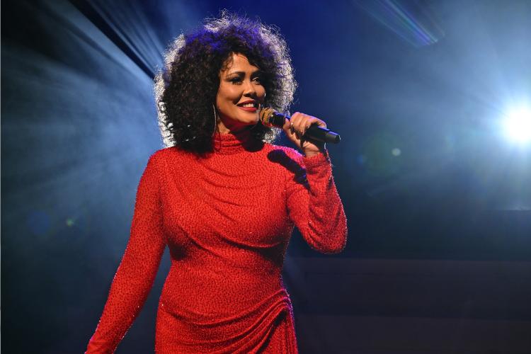 Belinda Davids, a voz de Whitney Houston, já está no Brasil para uma turnê imperdível!