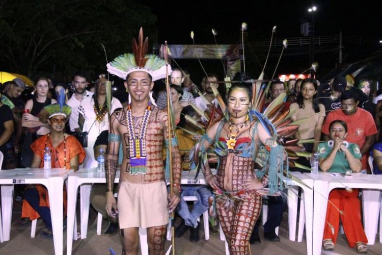 Com penas de arara e pintura Yarari, jovens Galibi Marworno vencem 1º Concurso Casal Indígena do Amapá