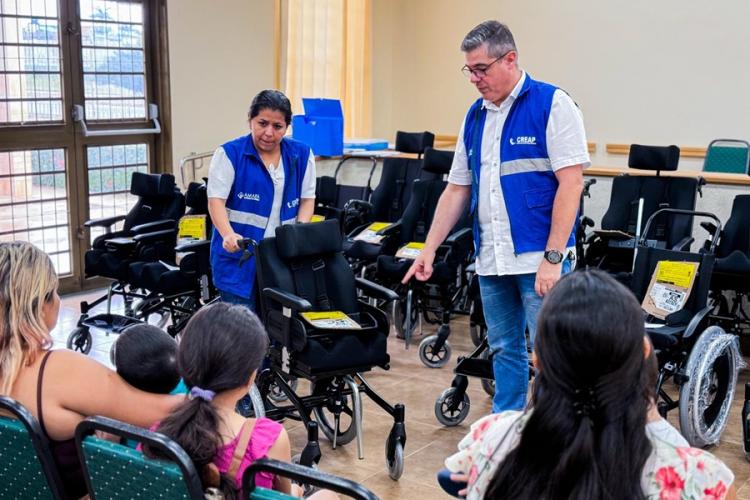 Governo do Amapá e igreja entregam cadeiras de rodas a pacientes em reabilitação, em Santana