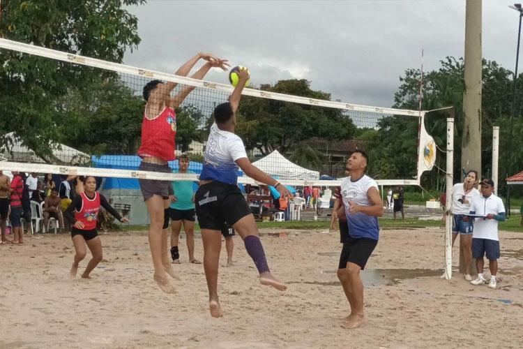 Torneios de vôlei de praia e brincadeiras animam público no 1º domingo de Macapá Verão 2022
