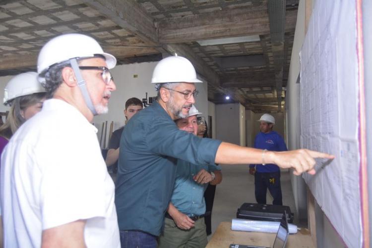 Junto com ativistas, governador Clécio Luís visita obras do prédio modelo da Casa da Mulher Brasileira, em Macapá