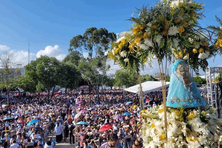 Milhares de fiéis foram às ruas para rezar, cantar e pagar promessas na procissão do Círio de Nazaré em Macapá