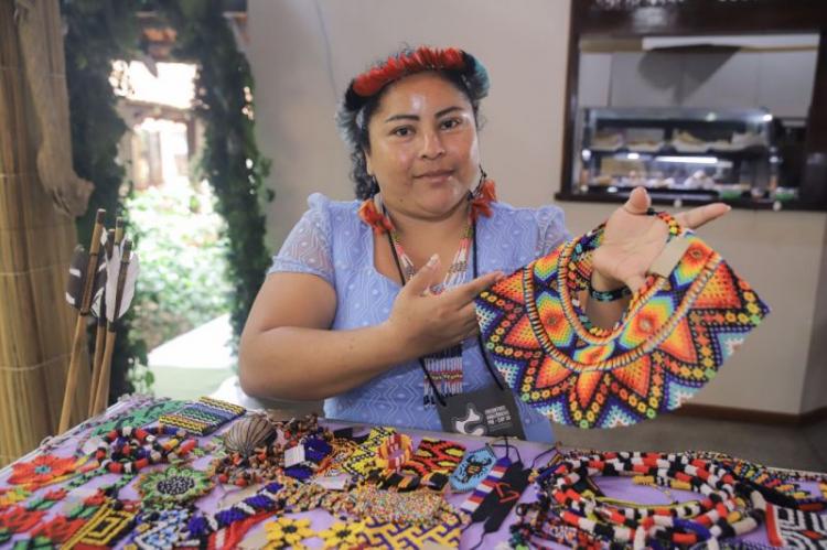 Feira temática em frente à Casa do Artesão garante renda extra no fim de ano para trabalhadores, em Macapá