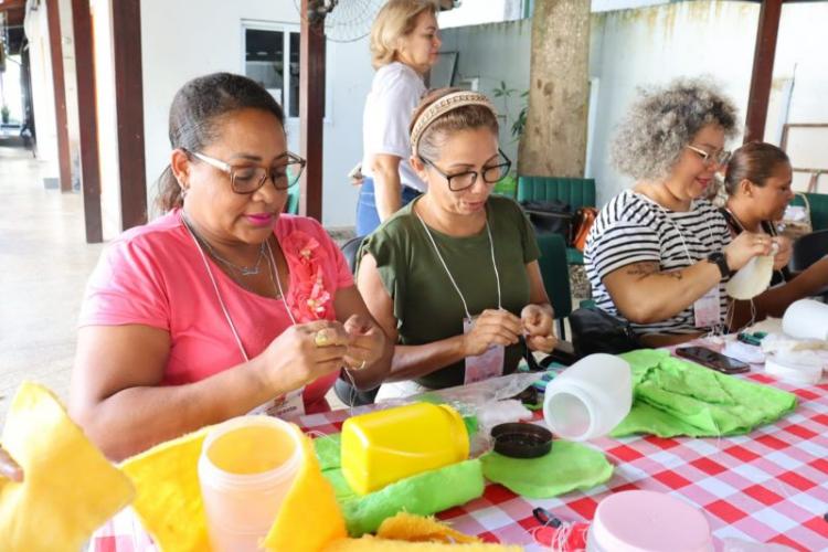 Governo do Estado leva curso de artesanato e técnicas de bem-estar para mulheres nos 