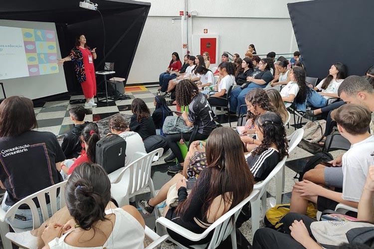 Estudantes criam jogos, programas e até um navegador de internet para crianças em oficina sobre educação midiática