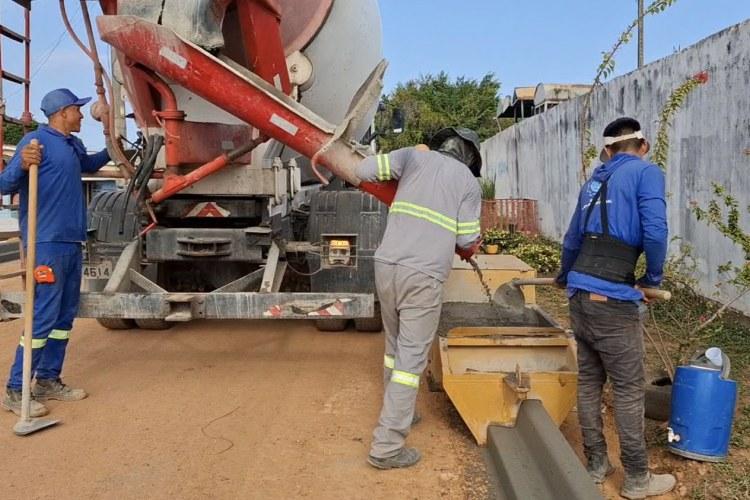 Trecho próximo ao cemitério municipal de Santana recebe obras de meio-fio e pavimentação em bloquete