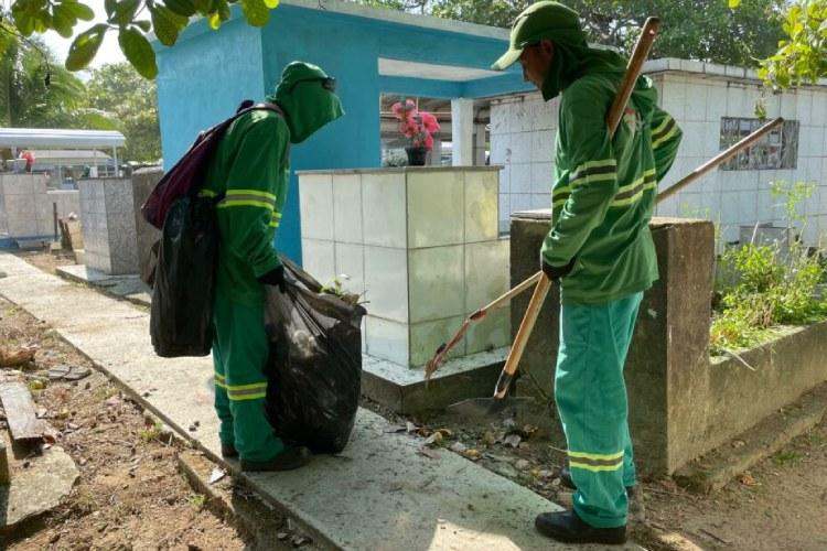 Cemitério São José recebe reforço na limpeza para o Dia dos Finados, em Macapá