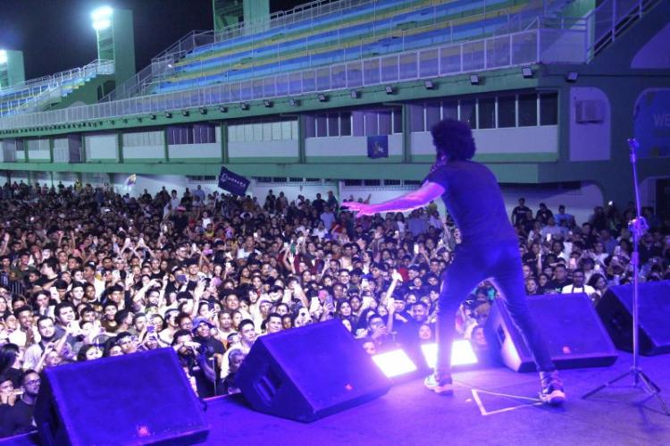 Público cristão vibra em show de Thalles Roberto durante a abertura da Jornada Gospel