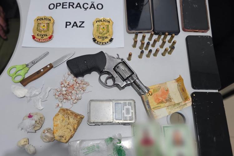 Casal criminoso é preso por tráfico de drogas, posse ilegal de arma e receptação