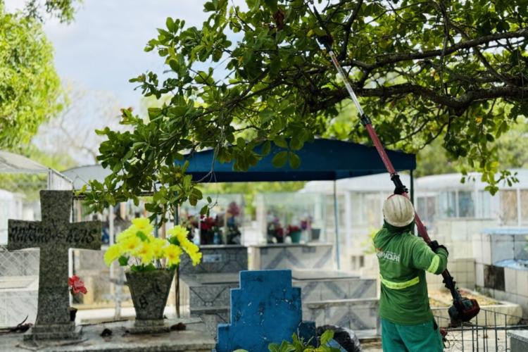 Prefeitura inicia limpeza dos cemitérios São José e São Francisco para o Dia dos Finados em Macapá