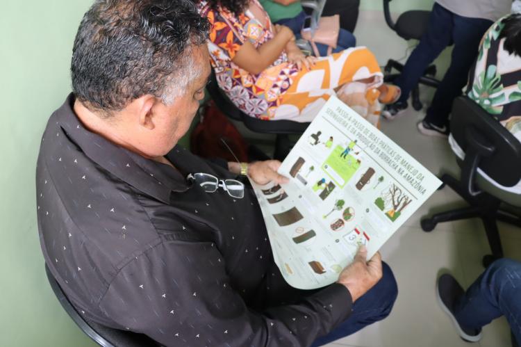 Seringueiros criam cartilha sobre boas práticas do manejo da borracha nativa da Amazônia