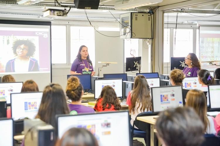 Projeto da USP busca voluntários para contribuir com formação de garotas líderes em tecnologia